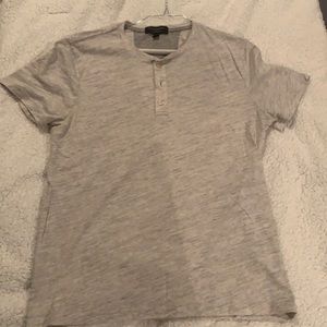 Banana Republic Men’s 3-button t-shirt. Size M.